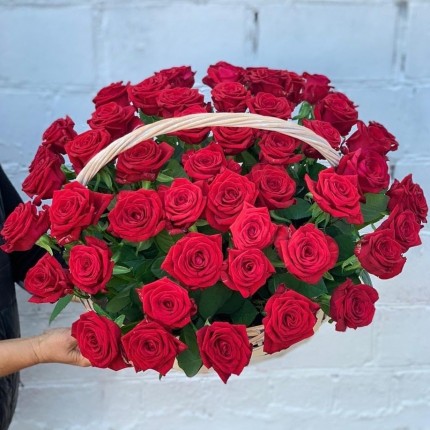 Корзинка "Моей королеве" из красных роз с доставкой в по Новошешминску